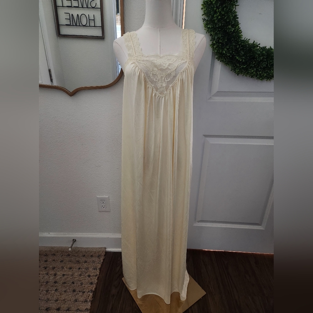 Vintage Elegant Yellow Lace Nightgown